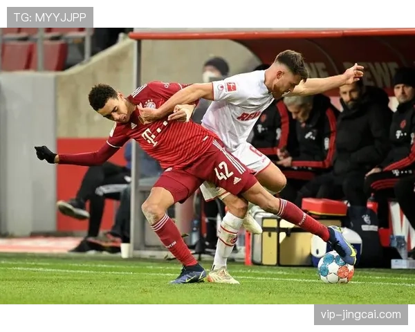 戴维斯左路传中助攻亮眼，拜仁边后卫插上参与进攻